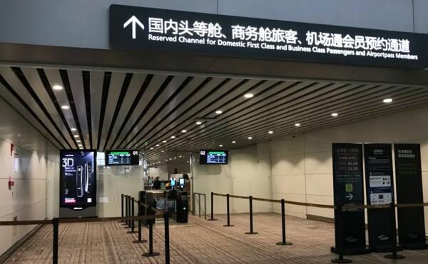 天能廣告投放·廣州白云機場登機通道