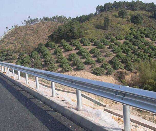 高速護(hù)欄-001