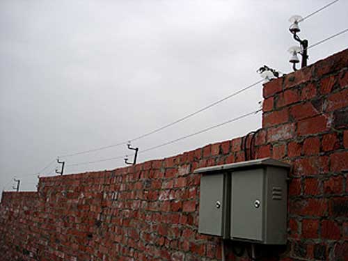 成都龍泉煙花爆竹廠電子圍欄工程案例 - 中出網(wǎng)-智能出入口與停車充電門戶