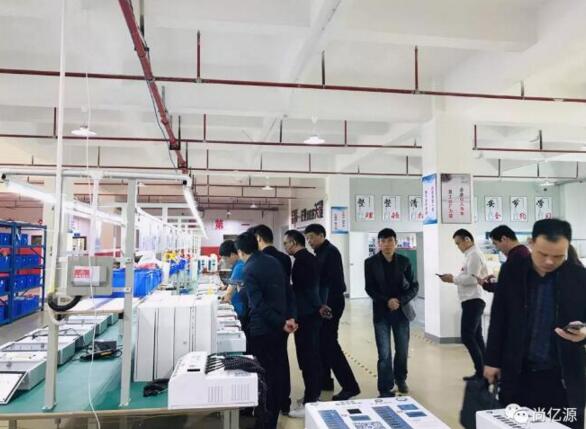 車書記一行參觀生產(chǎn)設備組裝與老化測試流程