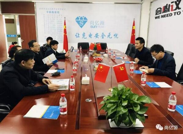 車書記一行在會議室聆聽總經(jīng)理饒細輝總結報告