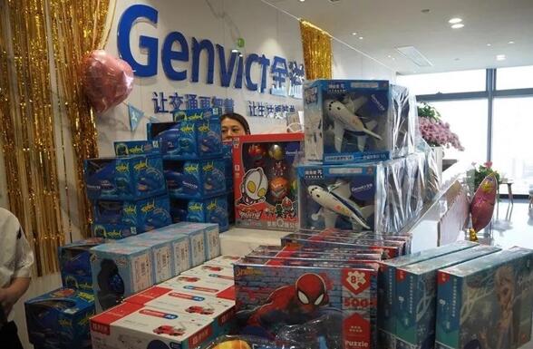 琳瑯滿目的獎(jiǎng)品，蜘蛛、飛機(jī)、卡車滿滿當(dāng)當(dāng)