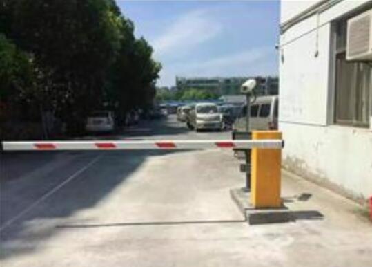 杭州富陽區(qū)二手車交易市場車牌識別案例 - 中出網(wǎng)-智能出入口與停車充電門戶