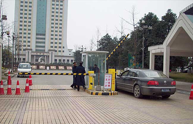 成都市溫江區(qū)西南財(cái)經(jīng)大學(xué)道閘案例 - 中出網(wǎng)-智能出入口與停車(chē)充電門(mén)戶