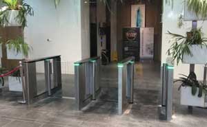 北京東方園林大廈通道閘案例 - 中出網-智能出入口與停車充電門戶