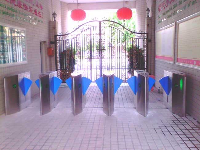 汕尾小風(fēng)帆學(xué)校通道閘案例 - 中出網(wǎng)-智能出入口與停車充電門戶