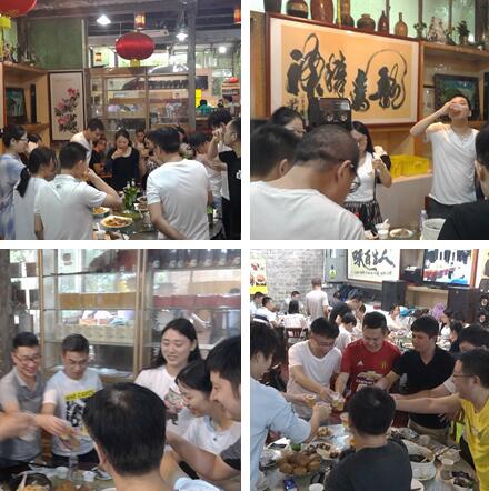 酒席間，大家開懷暢飲