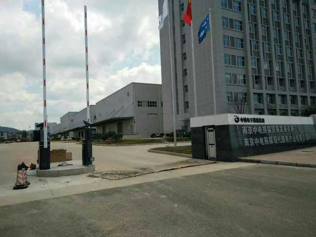 南京熊貓電子集團(tuán)停車(chē)場(chǎng)系統(tǒng)案例 - 中出網(wǎng)-智能出入口與停車(chē)充電門(mén)戶(hù)