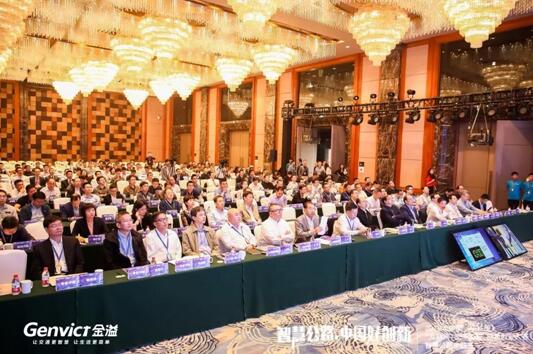 智慧公路主題主題賽現(xiàn)場(chǎng)，專家評(píng)委正在觀看項(xiàng)目路演