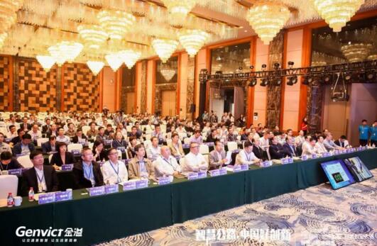 智慧公路主題主題賽現(xiàn)場(chǎng)，專(zhuān)家評(píng)委正在觀看項(xiàng)目路演