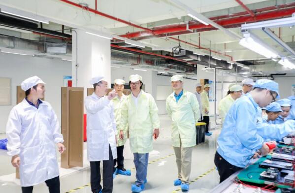 楊成董事長(zhǎng)親自帶領(lǐng)來賓參觀新工廠