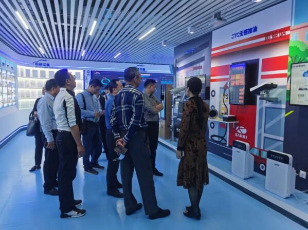 上海寶山區(qū)區(qū)委常委、副區(qū)長(zhǎng)蘇平一行 蒞臨偉龍科技參觀指導(dǎo)