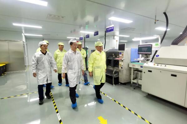 領(lǐng)導(dǎo)一行來到偉龍科技的生產(chǎn)制造車間考察