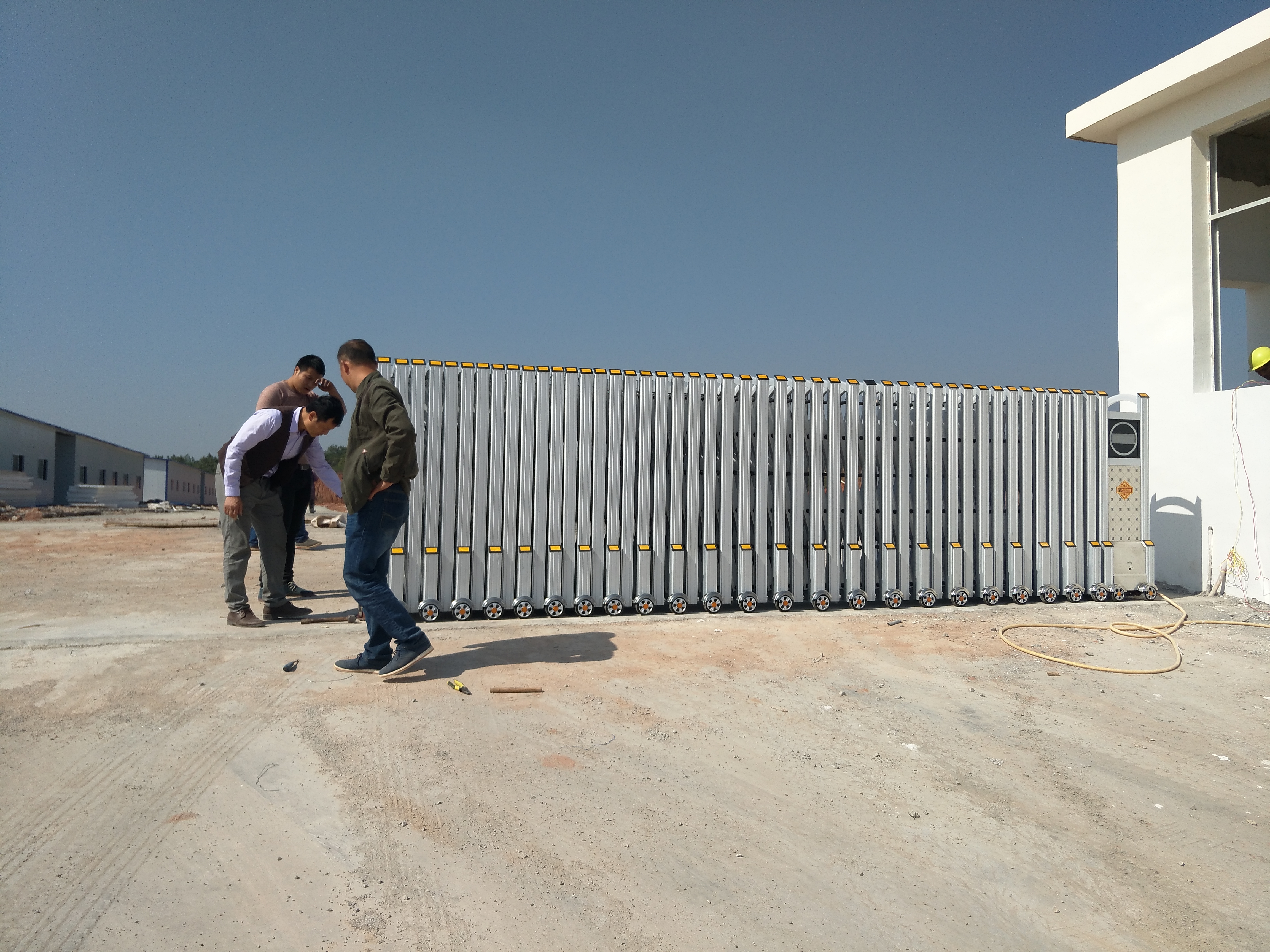 電動伸縮門，停車場管理系統(tǒng)（車牌識別，藍(lán)牙感應(yīng)），道閘，通道閘，感應(yīng)門等