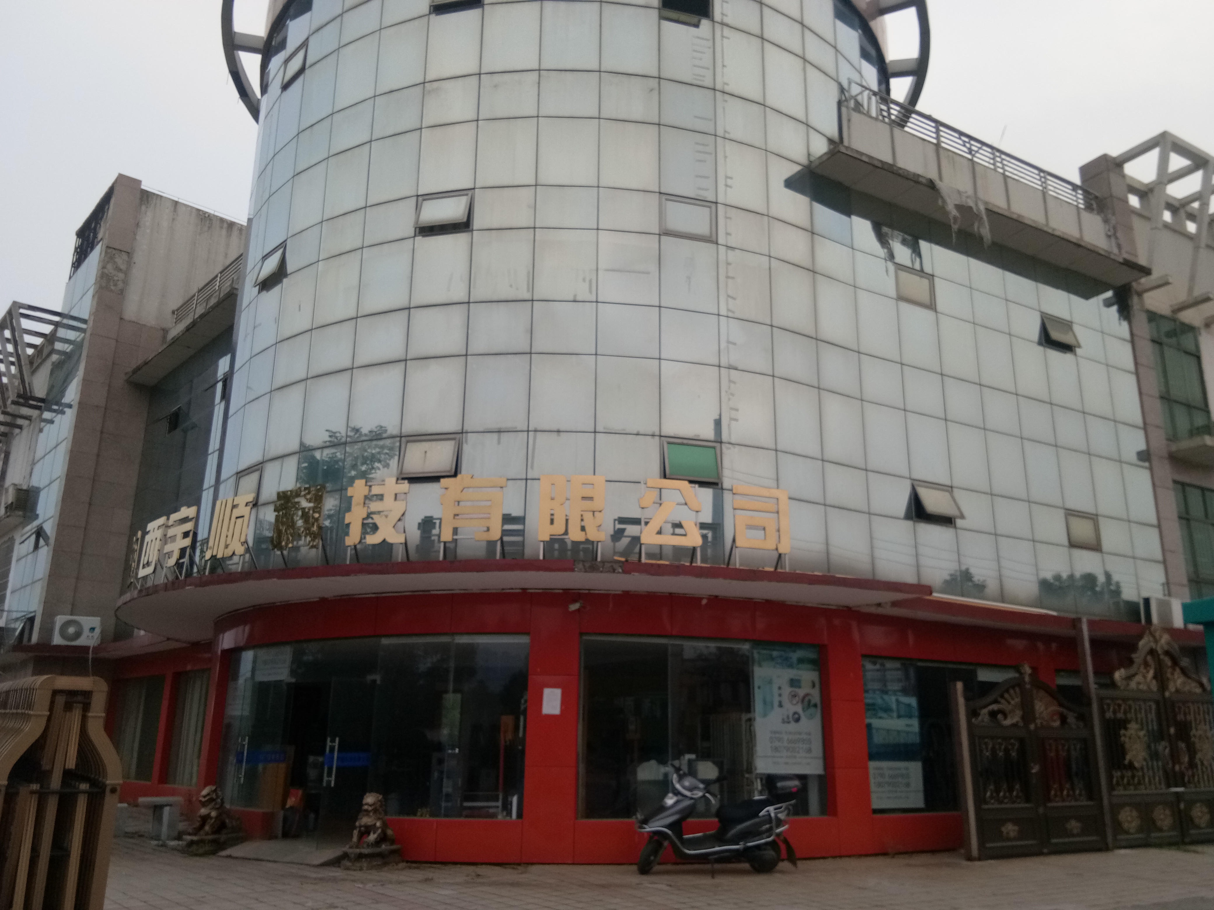 佛山萬家紅伸縮門，佛山金銘科鋁藝，深圳財(cái)門懸浮門。