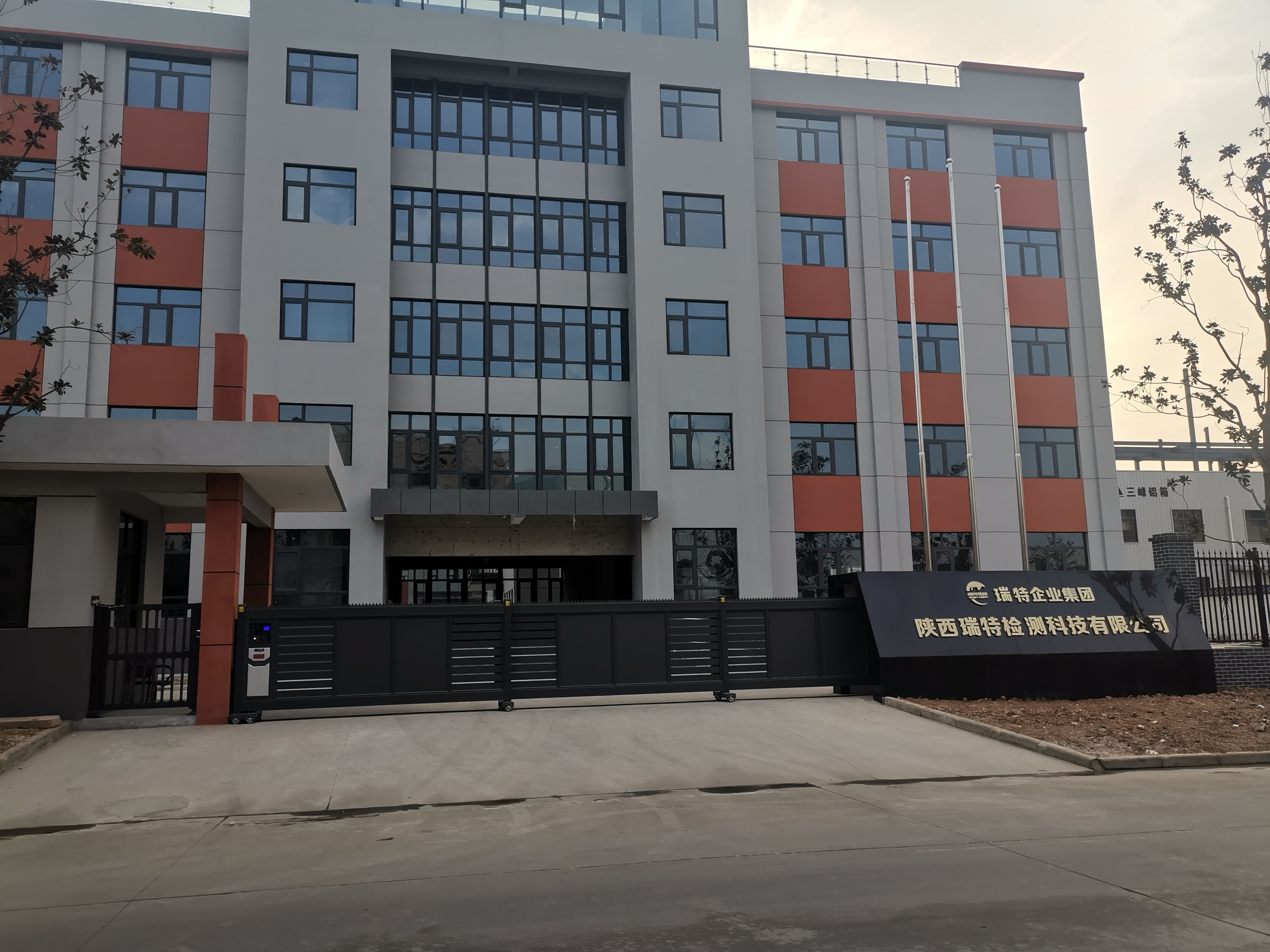 圣田電動門及圍欄