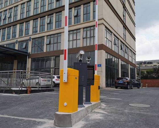 臺(tái)州皇冠假日酒店停車(chē)場(chǎng)選擇臺(tái)州出安智能為車(chē)牌識(shí)別供貨商