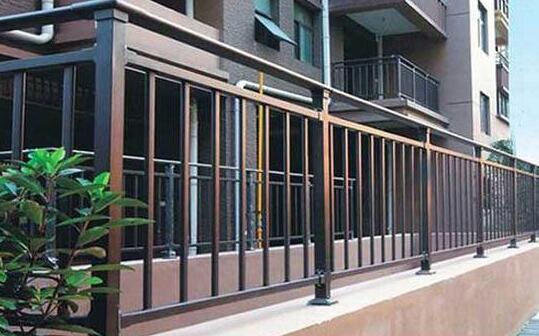 秦皇島出安智能護(hù)欄成功落地中冶德賢公館